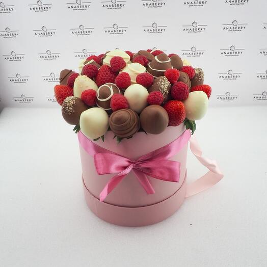 Bouquet of strawberries in chocolate "Raspberry holiday"