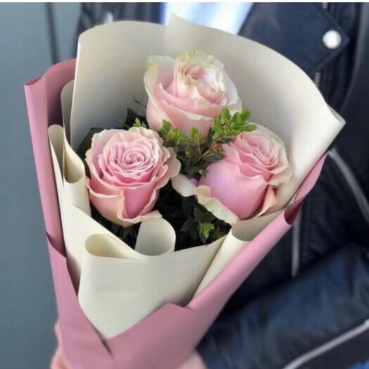 Ramo de 3 rosas con vegetación