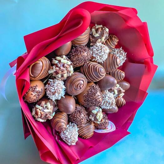 Bouquet of strawberries in chocolate