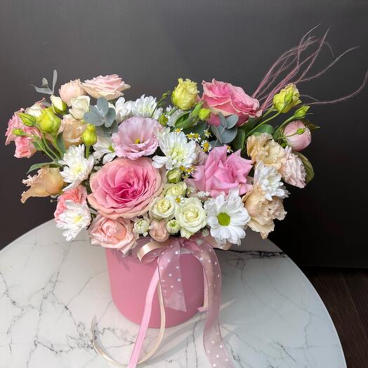 Цветы в коробке с розами и эустомой