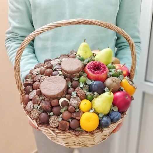 Корзина с фруктами и шоколадом