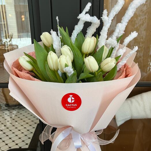 Тюльпаны со снежными ветками