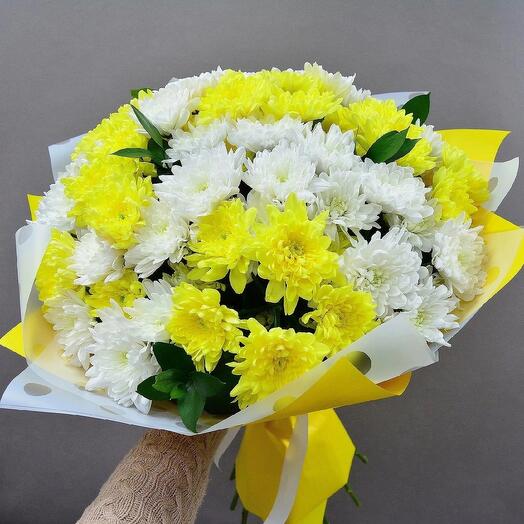 A bright bouquet with bush chrysanthemums