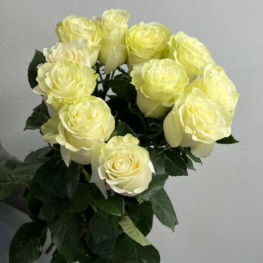 Ramo de 11 rosas blancas de 80 cm