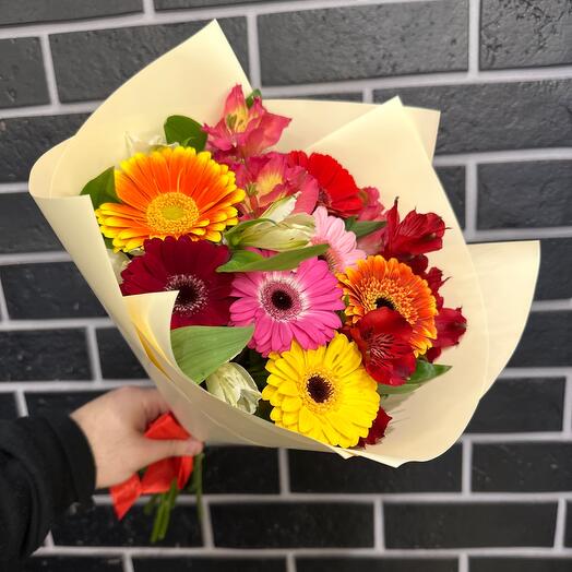 Букет комплимент из Гермини с альстромерией в дизайнерской упаковке