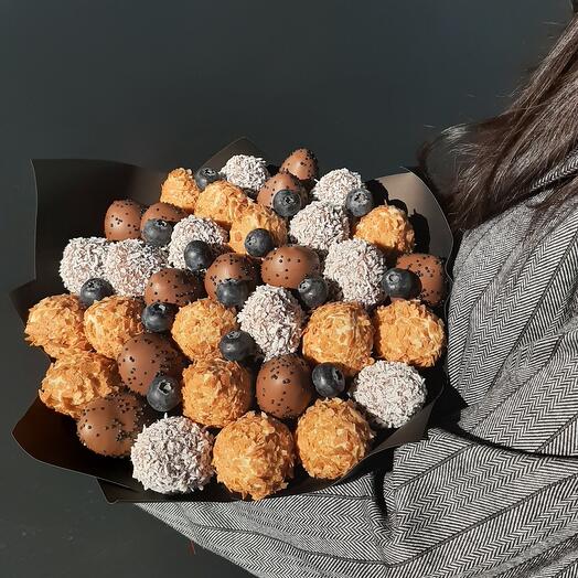 Bouquet of strawberries in chocolate "Desire"
