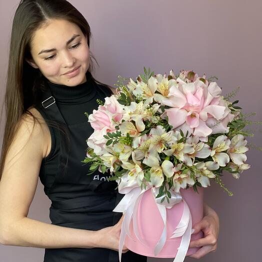 Caja de sombreros de rosas delicadas, alstroemeria con la adición de vegetación