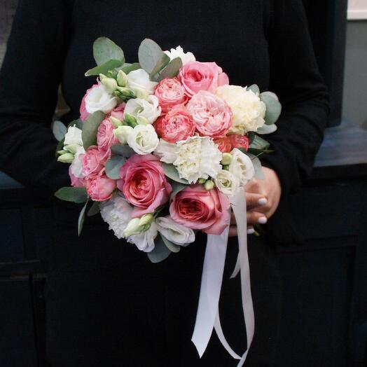Ramo de novia en rosa y blanco con rosas de peonía