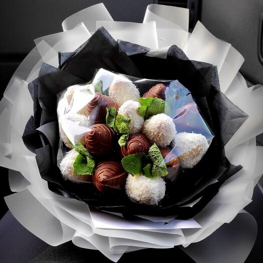 Bouquet with strawberries 12