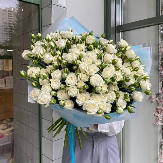 Букет из 35 белых кустовых роз