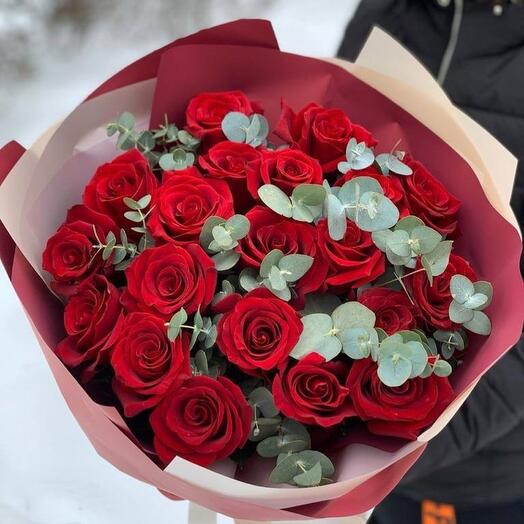 Букет цветов из роз с эвкалиптом