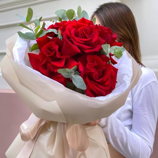 Красная роза голландская с эвкалиптом французская