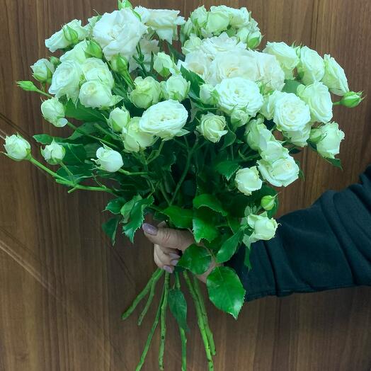 Букет из белых кустовых роз