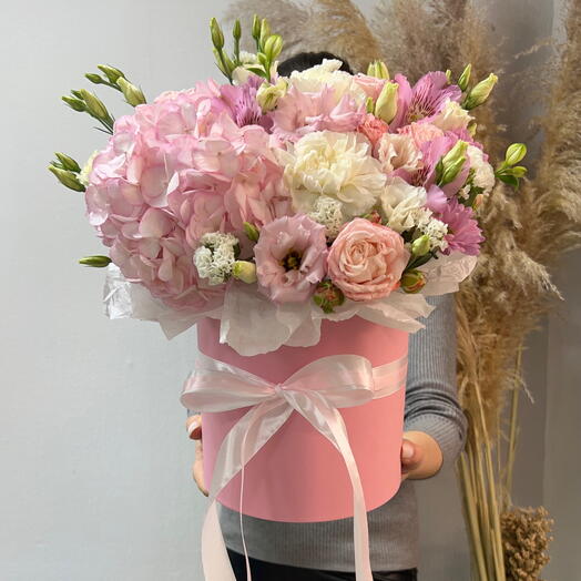 Caja del autor "Santa Lucía" con hortensias y rosas en forma de peonía