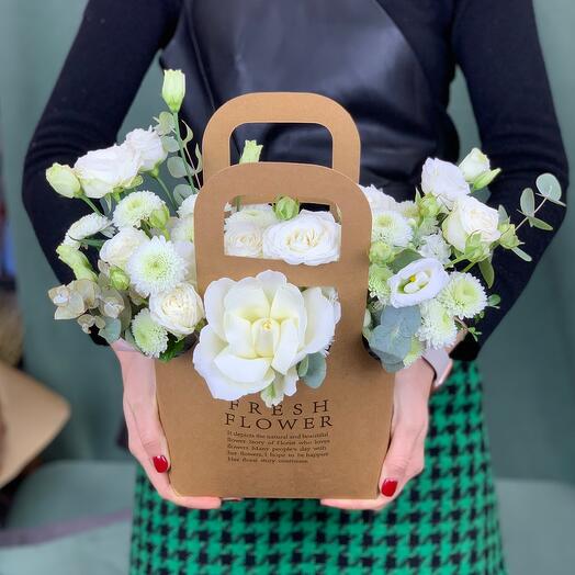 043_composition with white roses, eustoma and eucalyptus in a kraft handbag