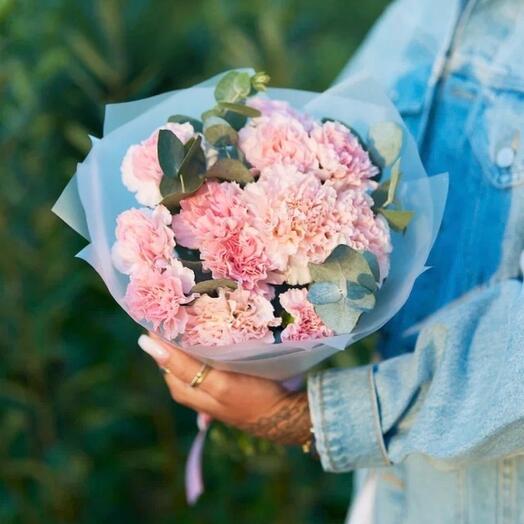 11 нежные гвоздики и эвкалипт 🎀