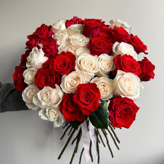 Микс красной и кремовой розы (43 шт)