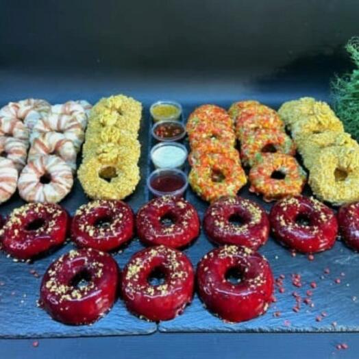 Платтер "Мясное изобилие" из 40 донатсов