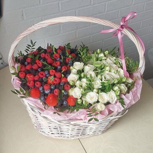 Корзинка с белыми кустовыми розами и ягодами🍓Начальнику Дофаминовый букет Букет на выпускной