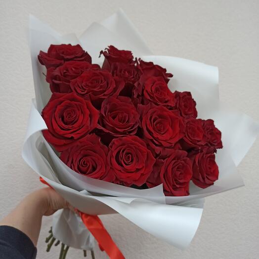 17 бордовых роз
