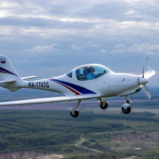Подарочный сертификат «Экскурсионный полет на самолете Aquila A210» (20 минут, 1 человек)