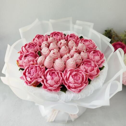 Ramo de fresas cubiertas de chocolate y peonías de malvavisco
