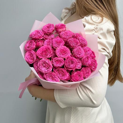 Букет ярких малиновых кустовых роз