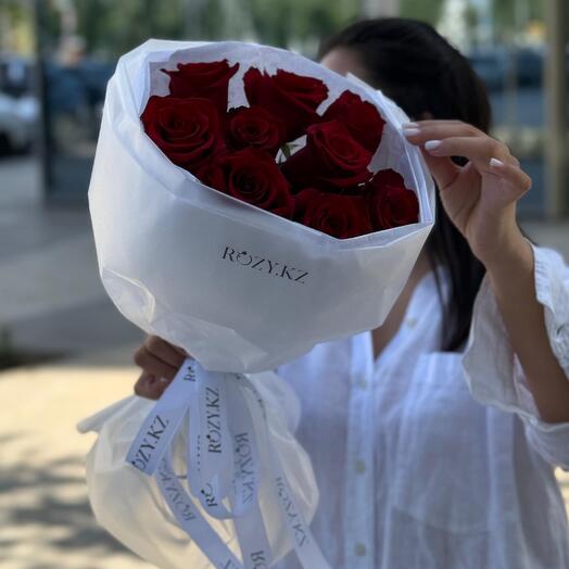 Букет из 9  пышных красных роз