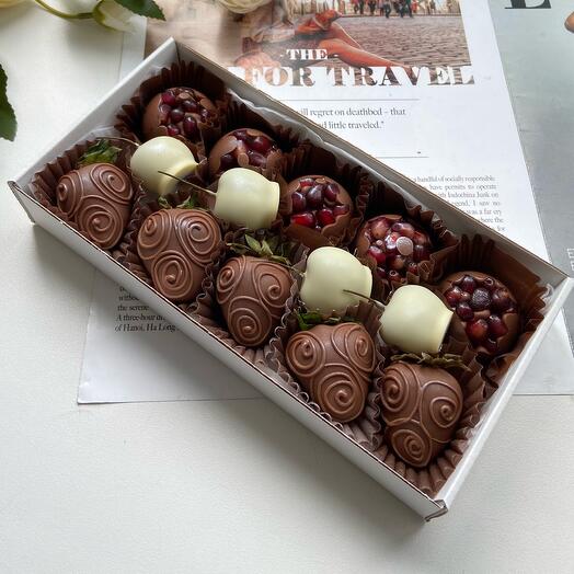 Клубника , черешня , гранат в бельгийском шоколаде Callebaut
