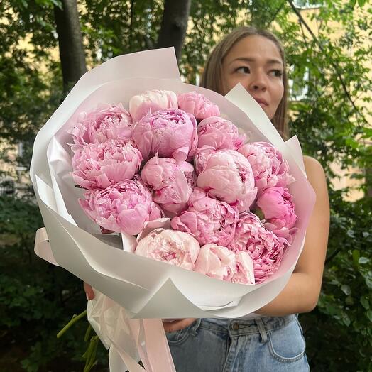 Моно букет из 15 пионов