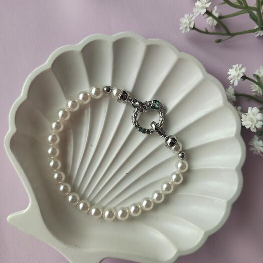 Браслет из белой майорки