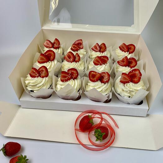 Капкейки с клубникой, 12 штук