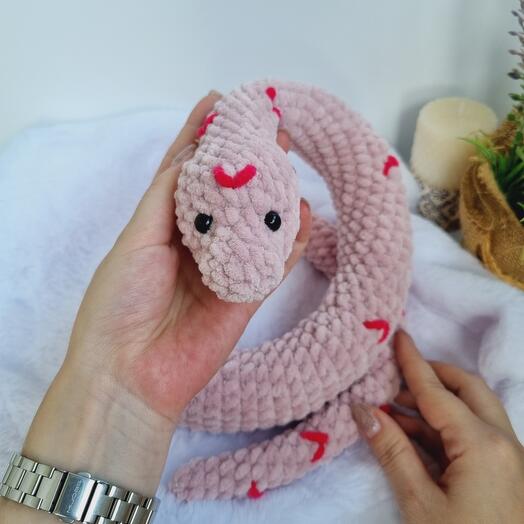 Serpiente con corazones, serpiente hecha a mano de punto