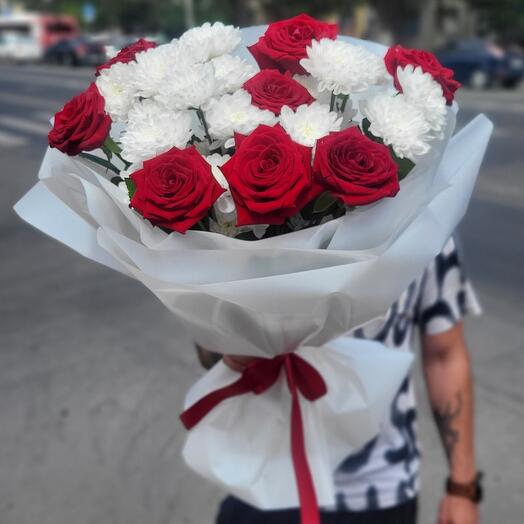 Роскошный букет хризантемы и розы