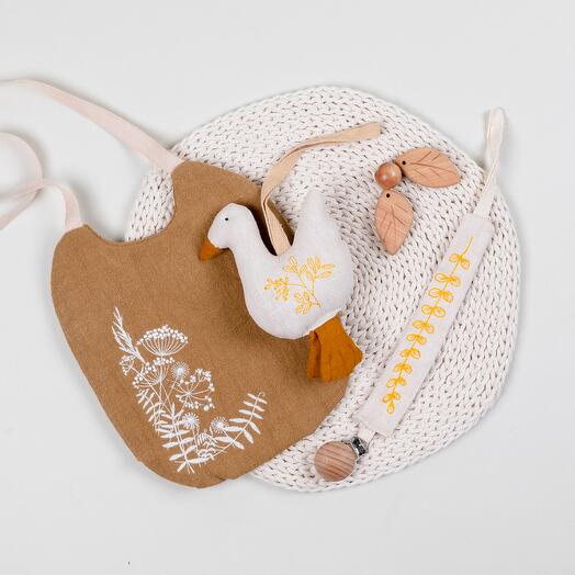 Подарочный набор для новорожденного : нагрудник, подвес, держатель для пустышки