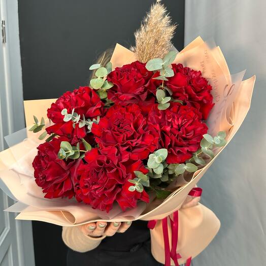 🌹7 красных роз с эвкалиптом и пампасом