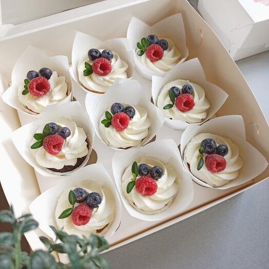 Капкейки ванильные со свежими ягодами