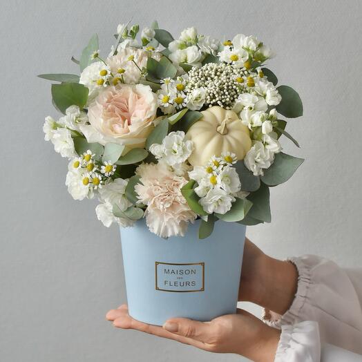 Цветы в коробке «Персефона» с ромашками и тыквой | Букет 360 Bottega dei Fiori
