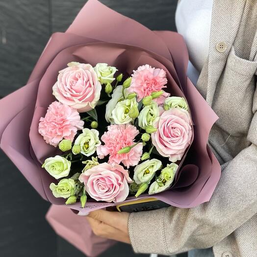 Bouquet with Ecuadorian roses and eustoma