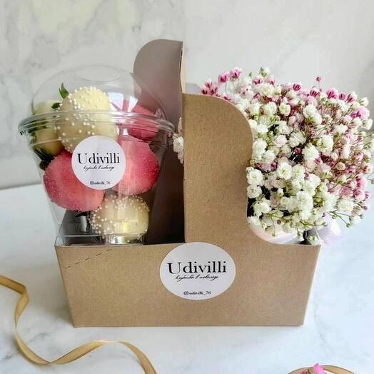 Набор клубника в шоколаде с гипсофилой "Астарта"