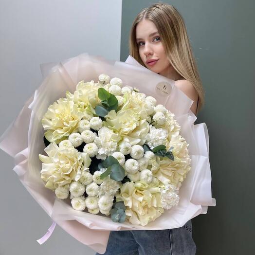 WOW букет из французских роз с хризантемой ньютон и эвкалиптом