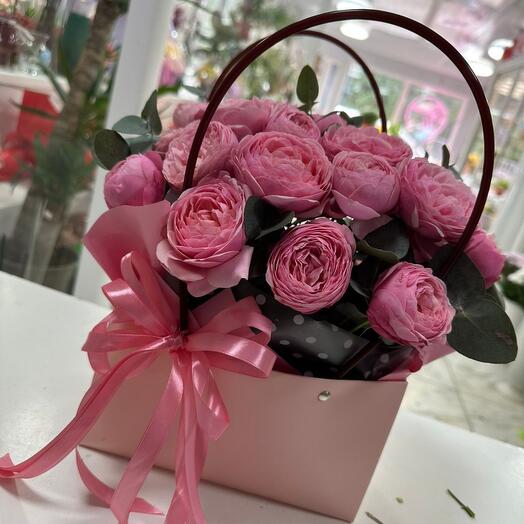 Пионовидные розы в сумочке