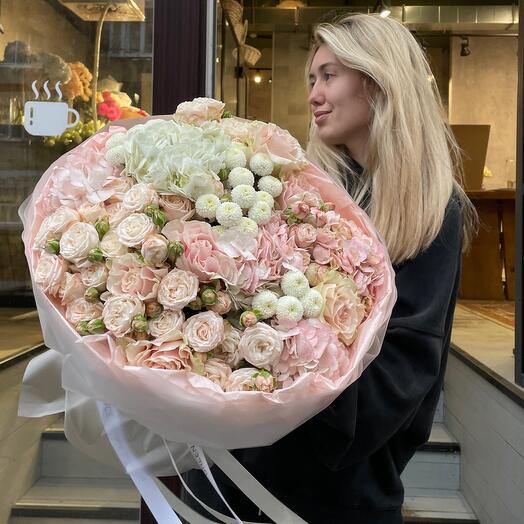 Volumétrico delicado ramo de hortensias de rosas de peonía arbustivas y rosas francesas