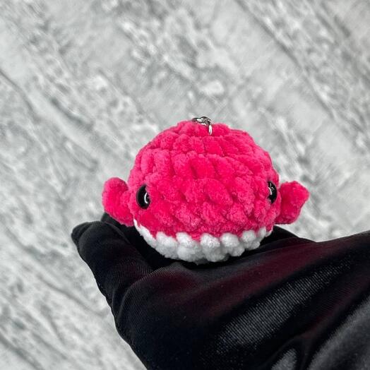 Вязанный Брелок Кит Малиновый | Игрушка Ручной Работы