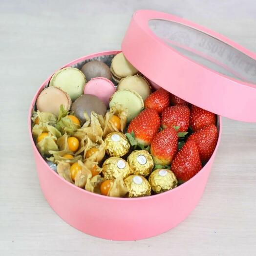 Клубничная коробочка сладкие грезы из физалиса, клубники, ферреро роше и макарун