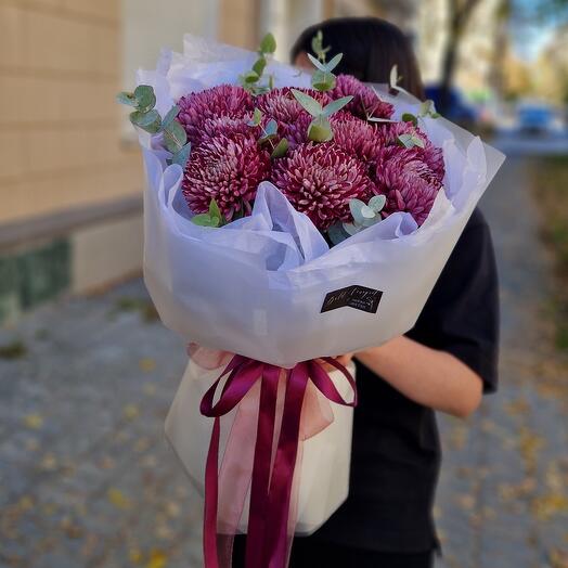 Винная хризантема Бигуди с веточками эвкалипта в аквабоксе