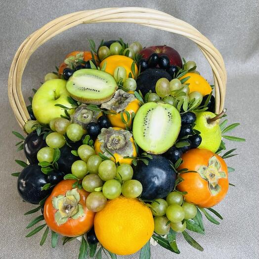 Фруктовая корзина из красных и зеленых яблок, хурмы, красной сливы, мандаринов, киви и винограда