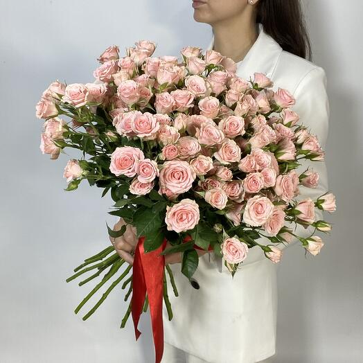 Кустовая розовая роза