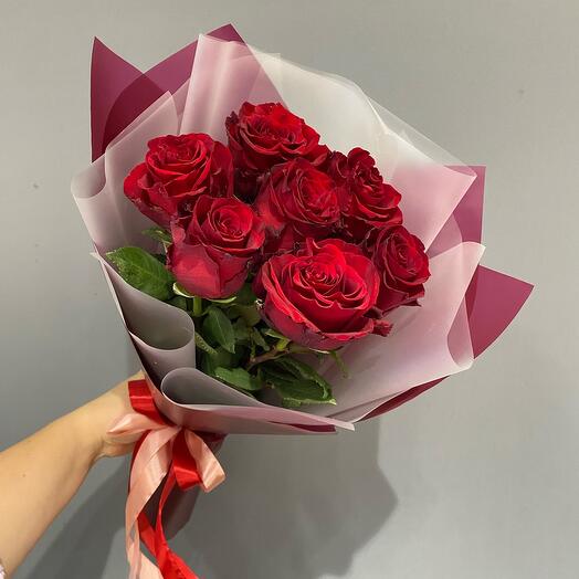 Букет из 7 бордовых роз в упаковке
