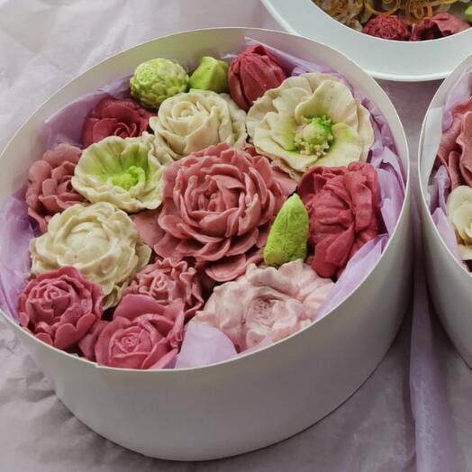 Зефирные цветы в шляпной коробке